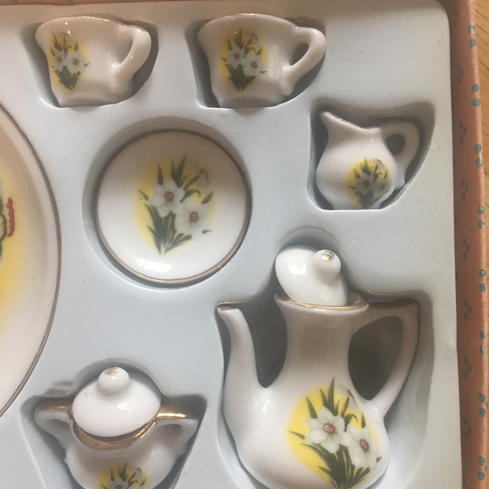 NIB!! Miniature Tea Set. Floral Design COLORS: yellow, white and green - Picture 3 of 8
